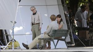 Woody Allen observa la primera dama francesa Carla Bruni-Sarkozy i l’actor nord-americà Owen Wilson durant la filmació de la pel·lícula ’Mitjanit a París’.