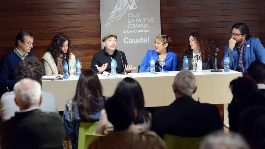 Por la izquierda, Ricardo Montoto, María Cotiello, Maxi Rodríguez, Beatriz Díaz, Eliana Sánchez y Aarón Zapico, ayer, en el salón de actos de la Casa de Cultura de Moreda .