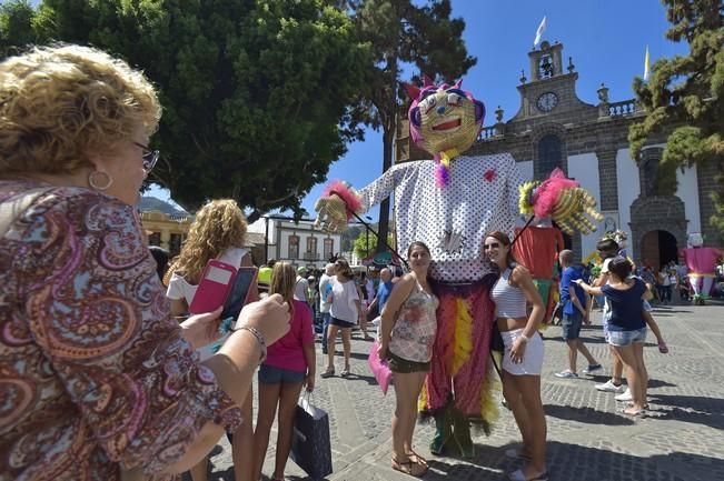 Subida de la bandera de las fiestas del Pino