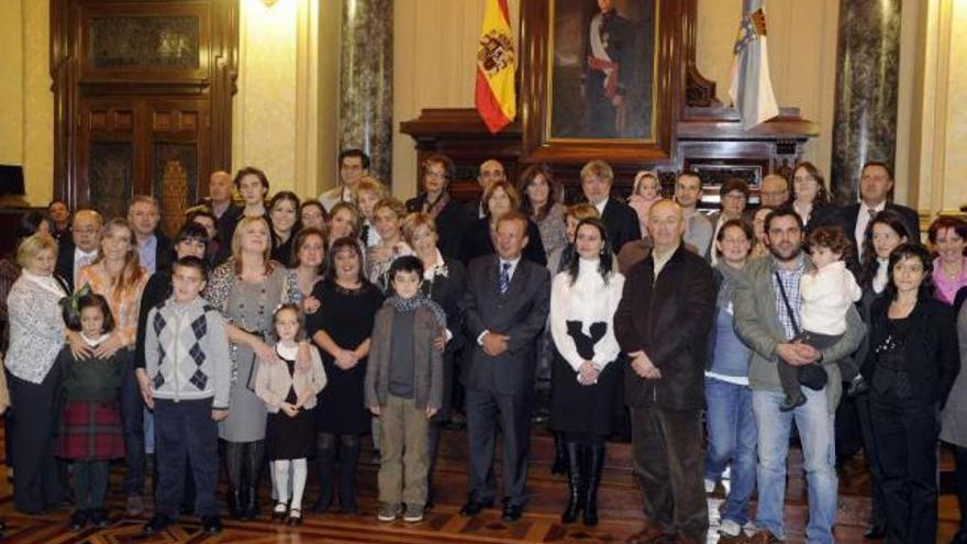 Padres, alumnos y profesores de la escuela infantil, posan con González-Garcés en el Ayuntamiento. / j. varela