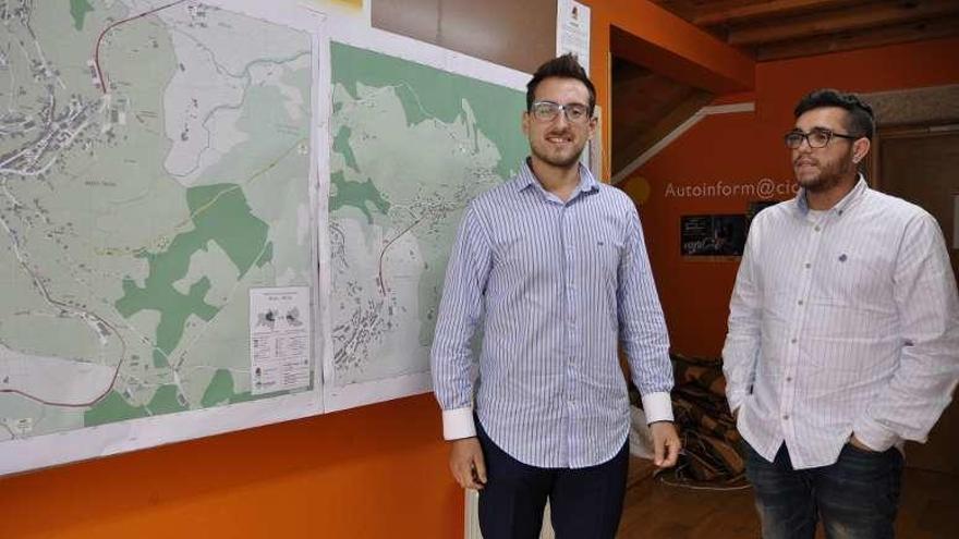 Por la izquierda, Carlos Sánchez y Adrián Menéndez, junto a los nuevos mapas de Boal.