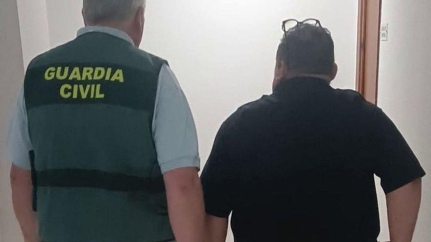Uno de los investigados, con un agente de la Guardia Civil. | GC