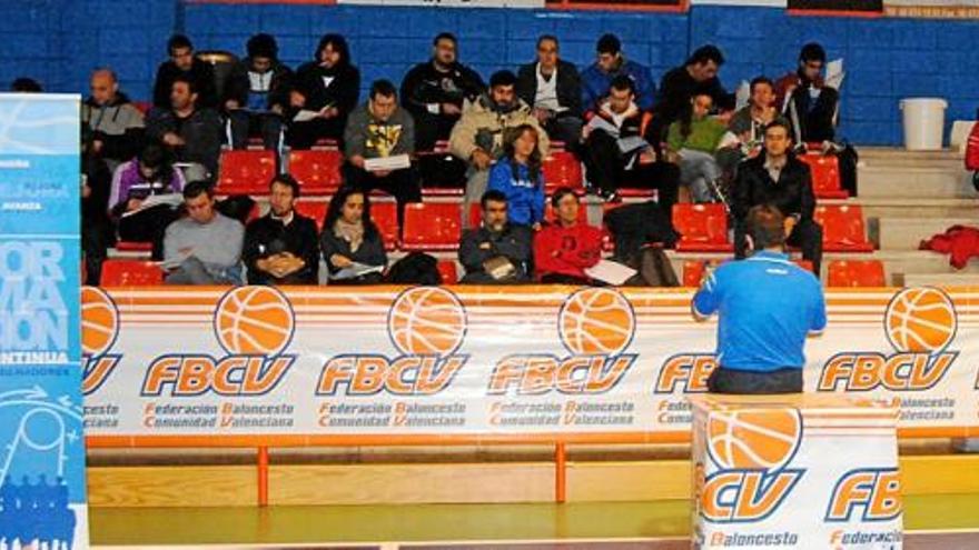 La FBCV organiza periódicamente actividades dirigidas al colectivo de entrenadores.