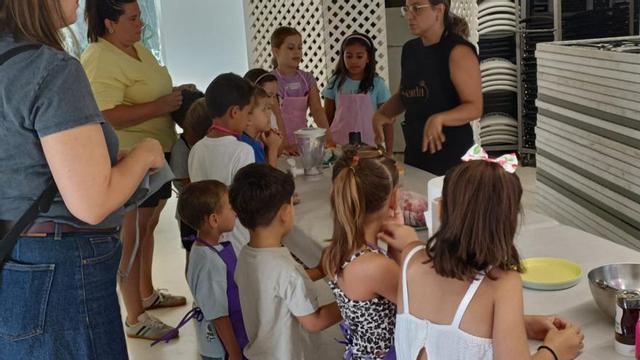 Los niños disfrutaron de una actividad deliciosa y refrescante durante el verano.