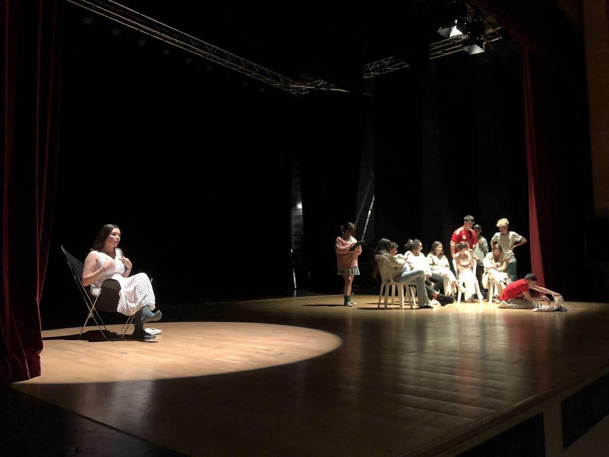 Representación teatral dos alumnos no Colexio Eduardo Pondal.