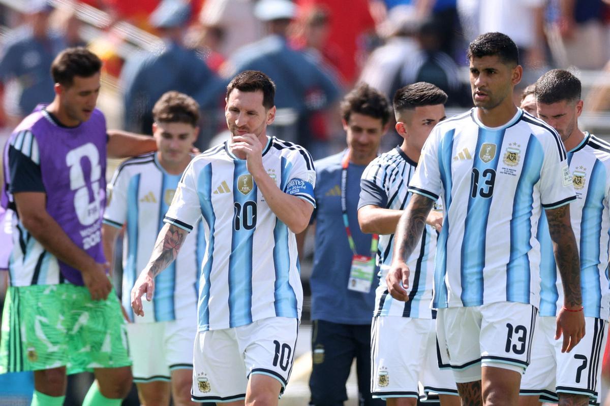 EAST RUTHERFORD, NEW JERSEY - JULY 19: Lionel Messi #10 of Argentina and teammates walk off the pitch at half time during the FIFA World Cup 2026 Final match between Spain and Argentina at New York New Jersey Stadium on July 19, 2026 in East Rutherford, New Jersey. Lars Baron/Getty Images/AFP (Photo by Lars Baron / GETTY IMAGES NORTH AMERICA / Getty Images via AFP)