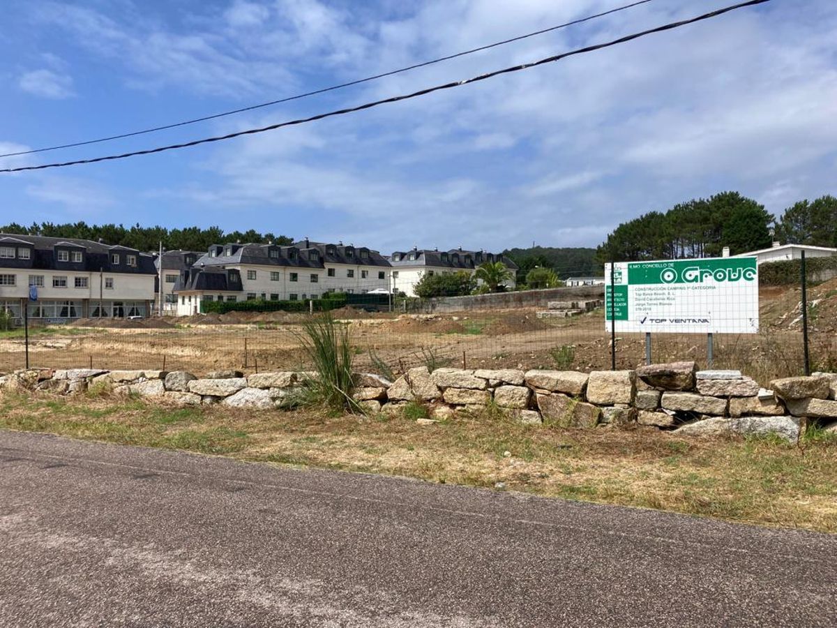 El lugar que ocupará el camping promovido por Balea Beach S.L. se sitúa en un enclave eminentemente turístico de San Vicente en el que no dejan de instalarse nuevos negocios. Y más que lo harán en los próximos tiempos. Pegada a la parcela de este camping ya hay otros negocios hosteleros –en la foto–, y tras ellos se encuentra el pinar en el que se proyecta un hotel con talasoterapia impulsado por un empresario de Sanxenxo, Óscar Troncoso Poceiro.