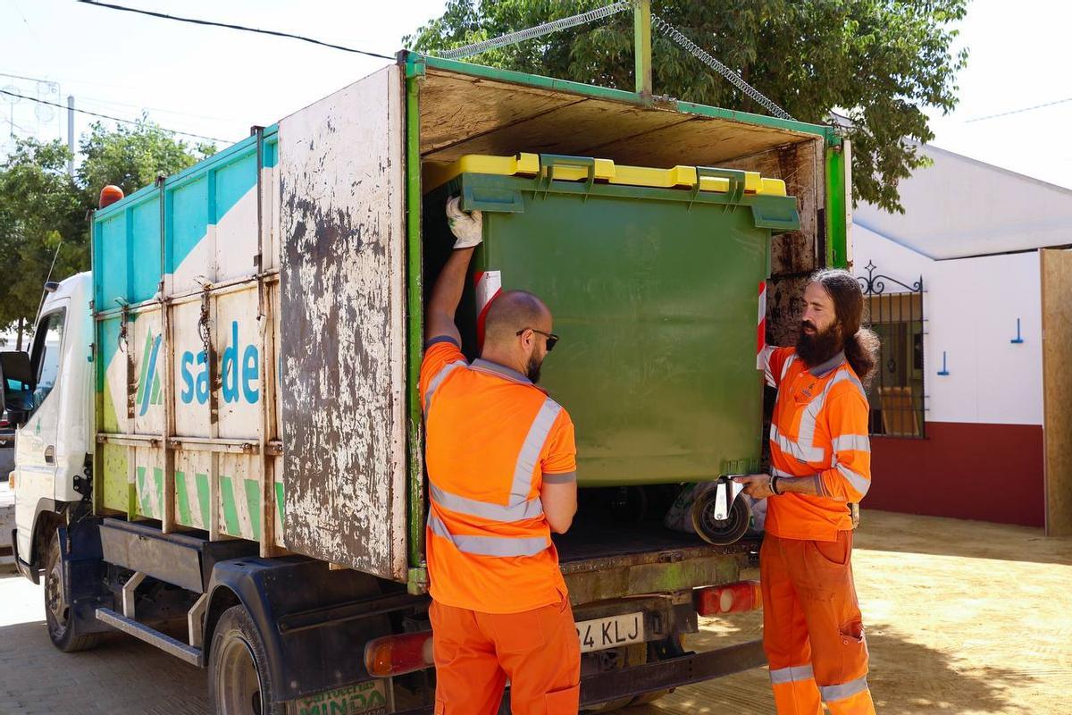 Instalación de contenedores en el recinto ferial por parte de Sadeco.