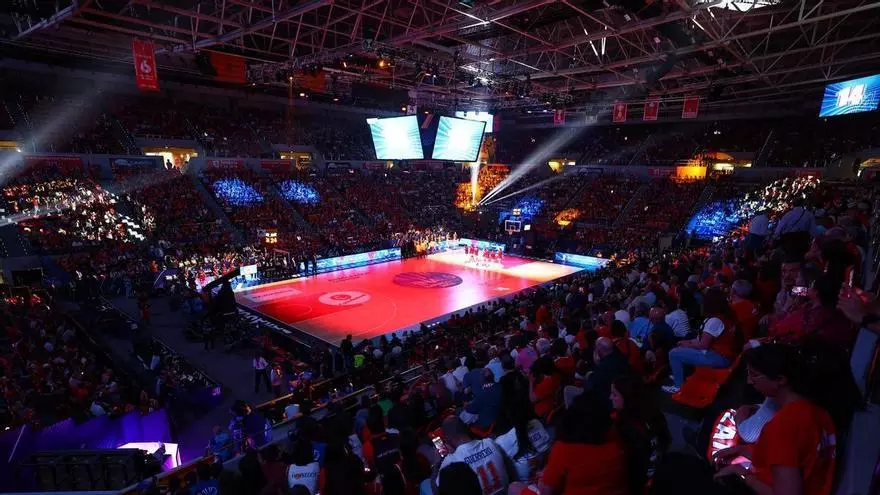El Príncipe Felipe, enloquecido en la presentación de las jugadoras del Casademont Zaragoza