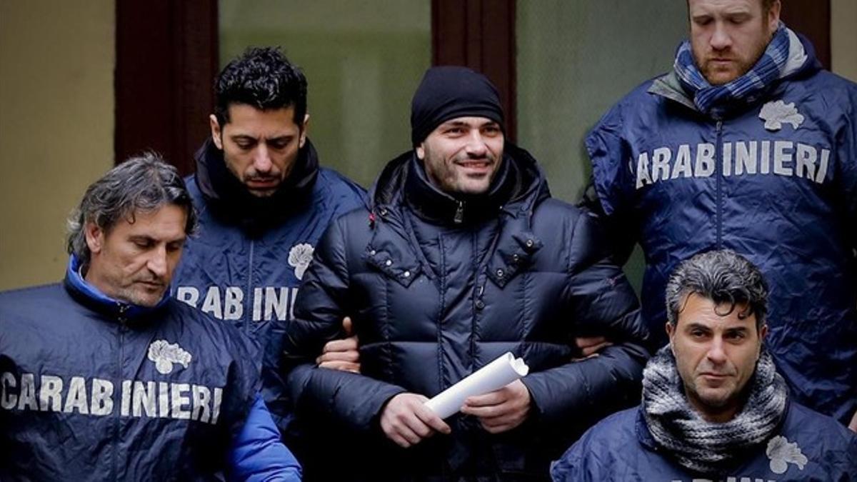 El supuesto jefe de la Camorra Alessandro Giannelli, en el centro, es escoltado por la policia tras ser arrestado por los Carabinieri cerca de Caserta  en Napoles  Italia  el 9 de febrero del 2016,