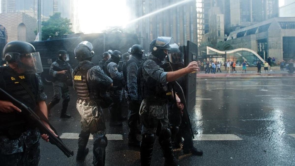 Agentes antidisturbios lanzan agua contra los manifestantes en la avenida Paulista, en Sao Paulo, este viernes.