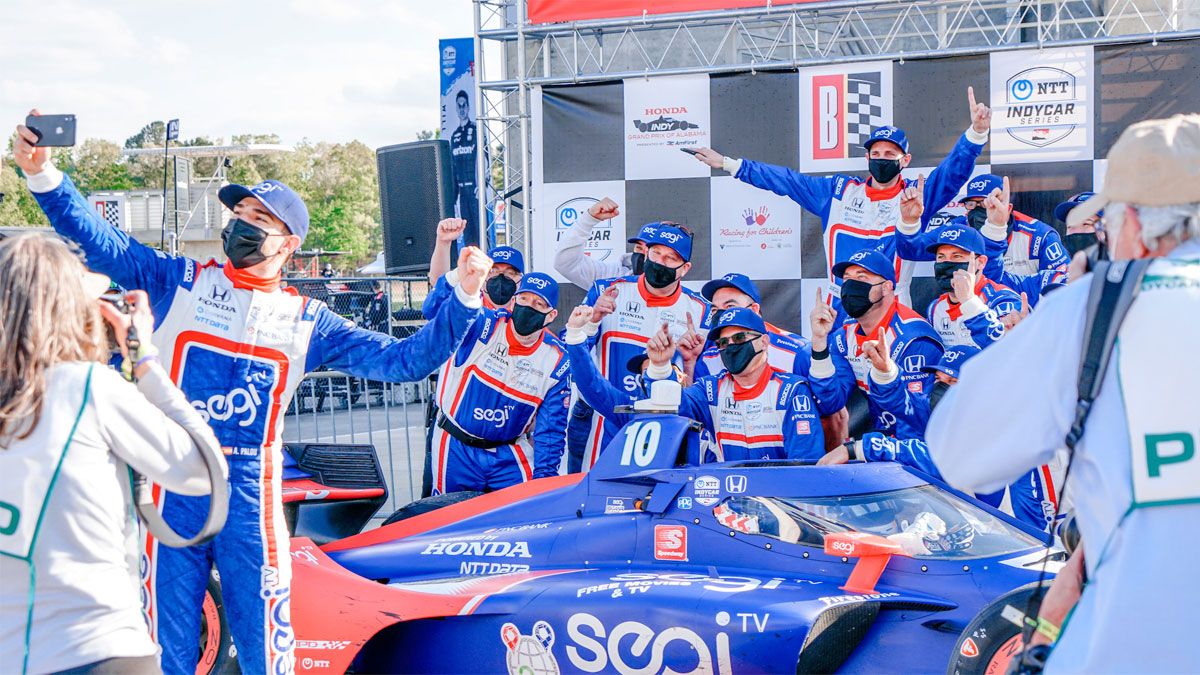 Palou se hizo un selfie con su equipo tras su victoria en Barber