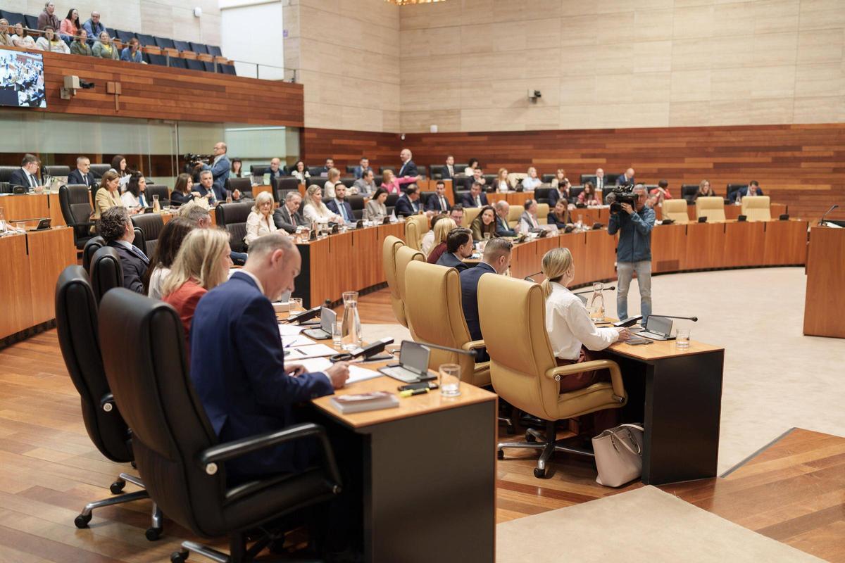 Fotogalería | Primer pleno de la nueva Legislatura en la Asamblea de Extremadura, en imágenes
