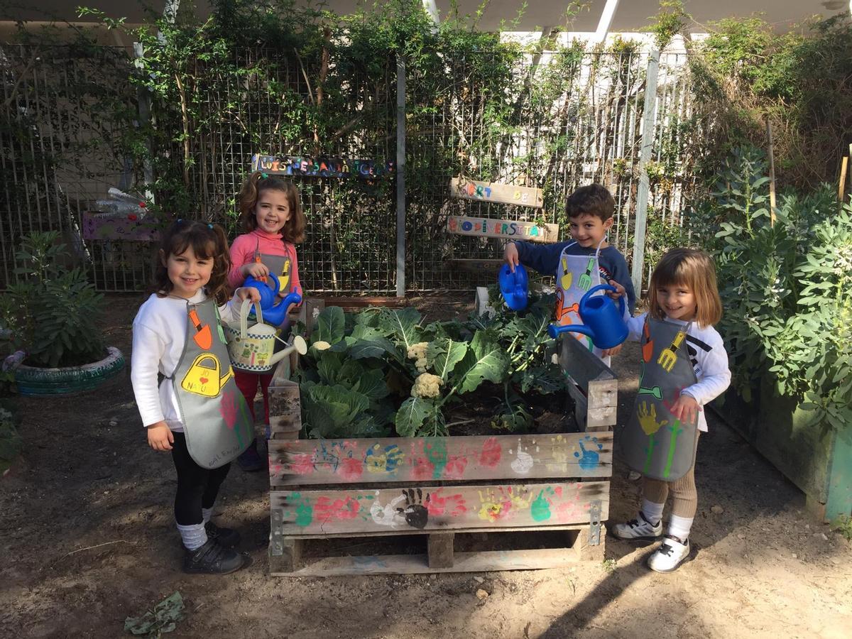 Alumnes d’Infantil a l’hort de l’escola