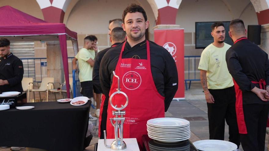 El valverdeño Raúl Torres, ganador del Concurso de Cortadores de Jamón de Badajoz