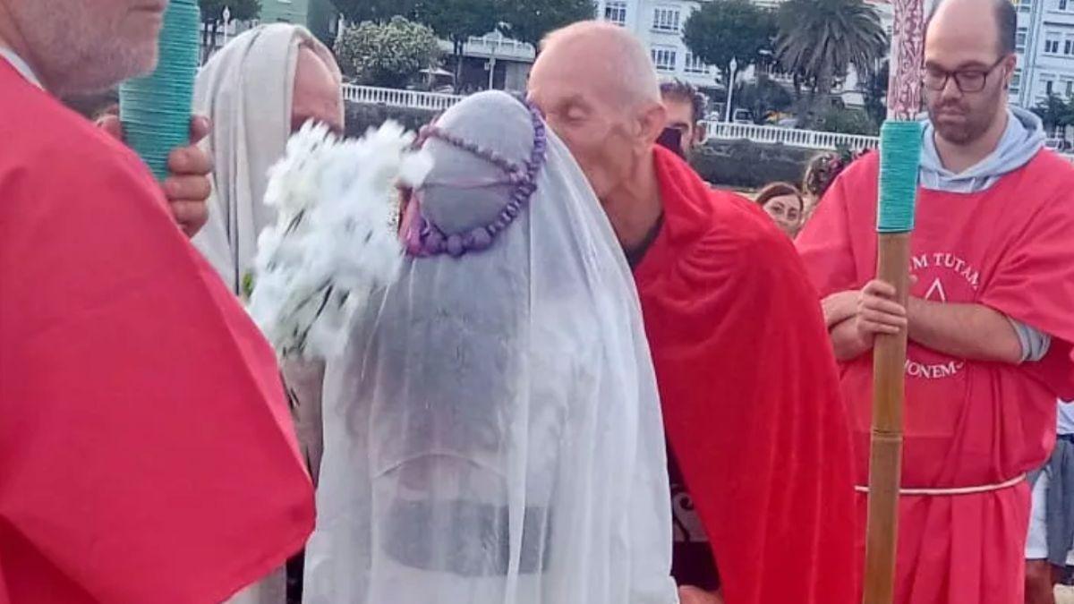 Una de las parejas que se casaron por un año en este pueblo costero de A Coruña.