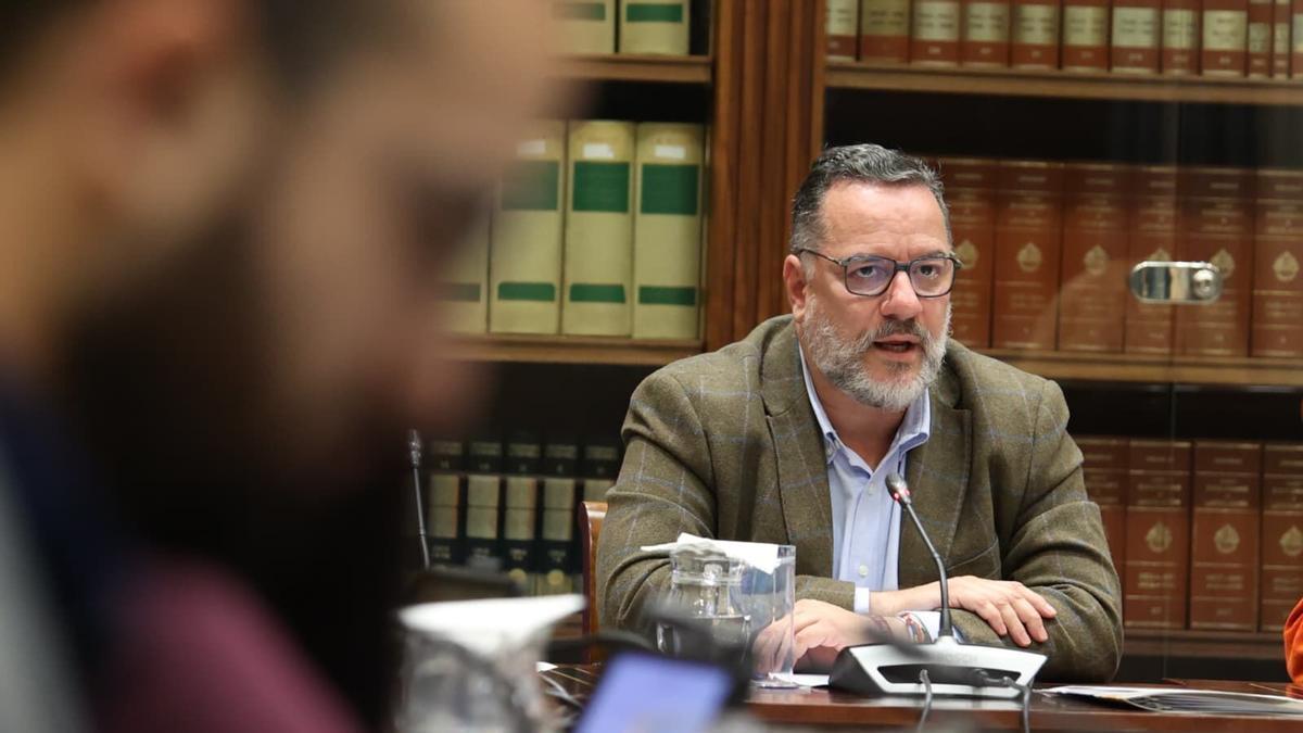 El consejero Poli Suárez.