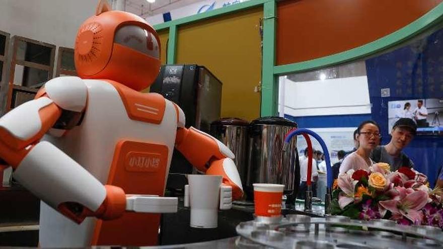 China apuesta por usar robots como camareros o tenderos