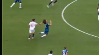 Joao Neves pierde la cabeza: Tirón de pelo a Cucurella y expulsión