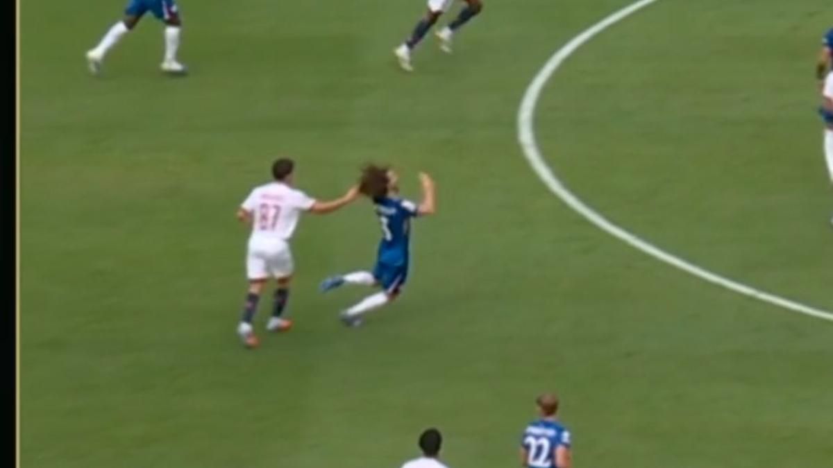 Joao Neves agarró del pelo a Cucurella
