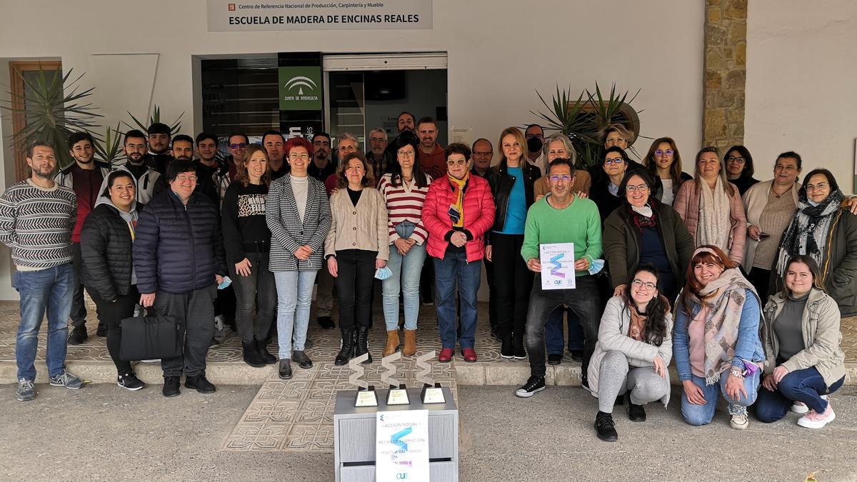 Alumnos, profesores y personal técnico de la Escuela de la Madera con los premios y becas.