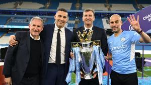 Txiki Begiristain, Khaldoon Al Mubarak, Ferran Soriano y Pep Guardiola con el título de la Premier League