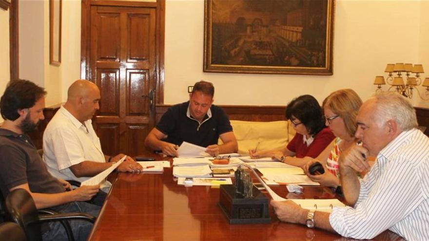 El alcalde de Mérida propone que los grupos de la oposición tengan un asistente