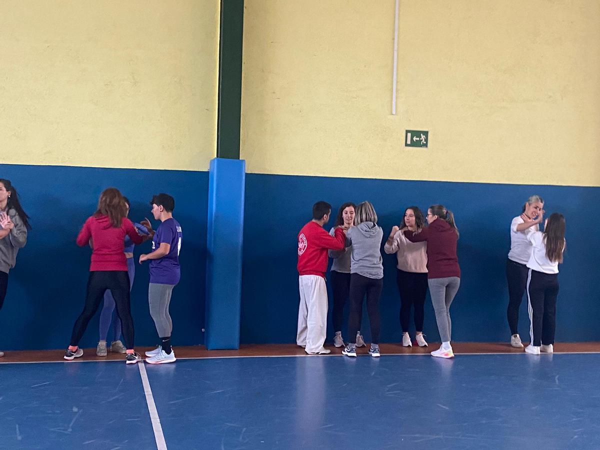 Participantes en el curso de defensa personal.