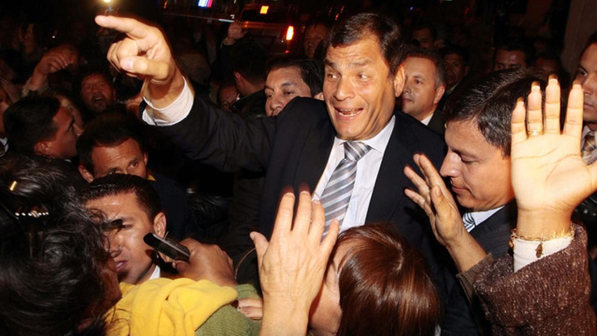El presidente de Ecuador, Rafael Correa, saluda con sus simpatizantes tras conocer la sentencia contra 'El Universo', en Quito.