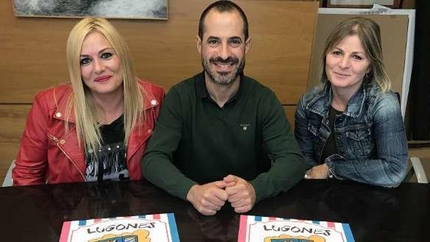 El alcalde, Ángel García, entre las organizadoras Regina Miguélez y Vanesa Onís, en la presentación del festival.