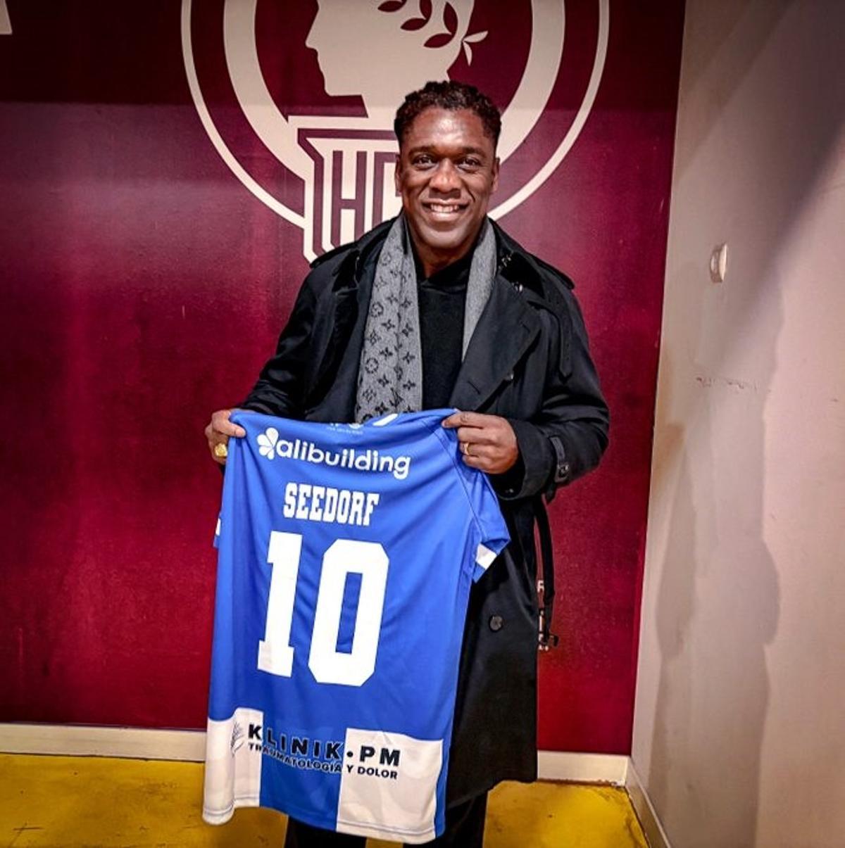 Clarence Seedorf posa con la camiseta del Hércules el pasado sábado en el Rico Pérez de Alicante.