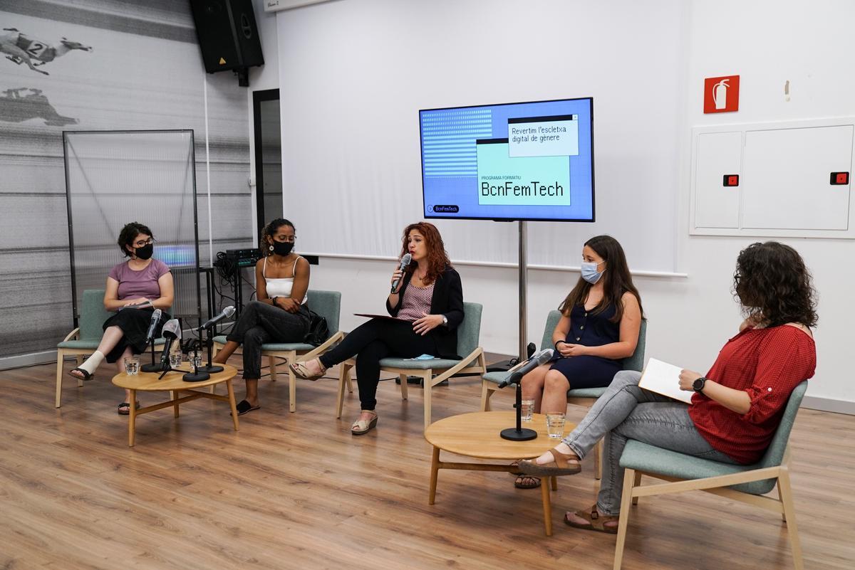 Xarxa de dones BCN Fem Tech per combatre la fractura digital de gènere a la ciutat Xarxa de dones BCN Fem Tech per combatre la fractura digital de gènere a la ciutat