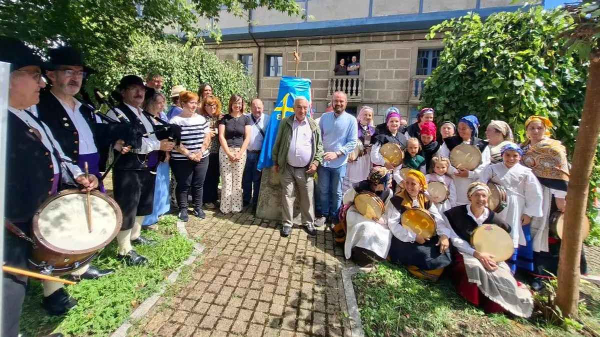 Navelgas e Infiesto se dan la mano en la XLIV Fiesta de los pueblos de Asturias