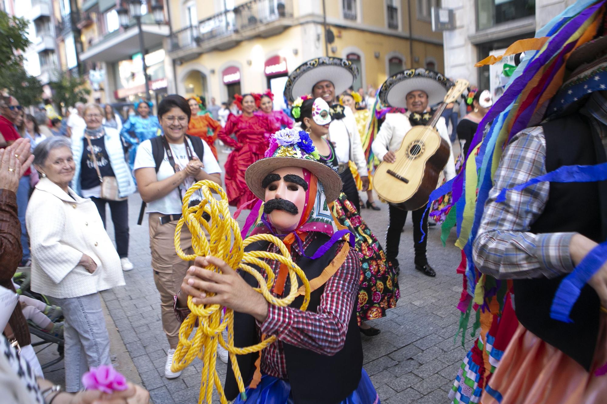 El festival de música y danzas populares llena las calles de Avilés de color