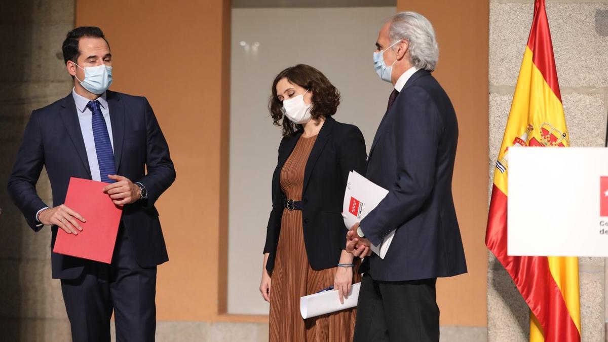 La presidenta madrileña, Isabel Díaz Ayuso, con el vicepresidente regional, Ignacio Aguado, y el consejero de Sanidad, Enrique Ruiz Escudero, este 18 de septiembre en la sede del Gobierno regional.