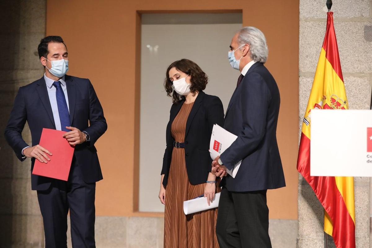 La presidenta madrileña, Isabel Díaz Ayuso, con el vicepresidente regional, Ignacio Aguado, y el consejero de Sanidad, Enrique Ruiz Escudero, este 18 de septiembre en la sede del Gobierno regional. 