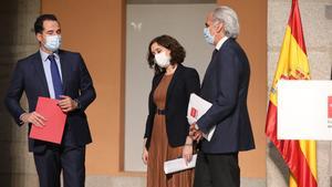 La presidenta madrileña, Isabel Díaz Ayuso, con el vicepresidente regional, Ignacio Aguado, y el consejero de Sanidad, Enrique Ruiz Escudero, este 18 de septiembre en la sede del Gobierno regional. 