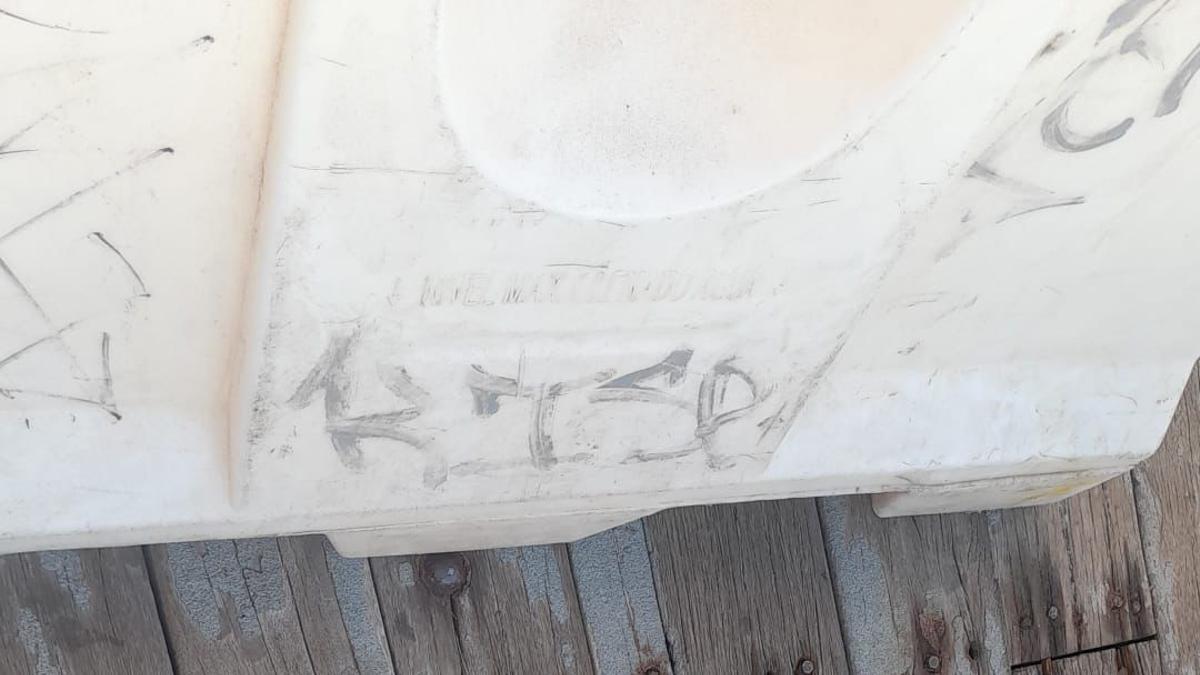 Tablón de madera roto en la pasarela peatonal del Puente de Hierro de Zamora.