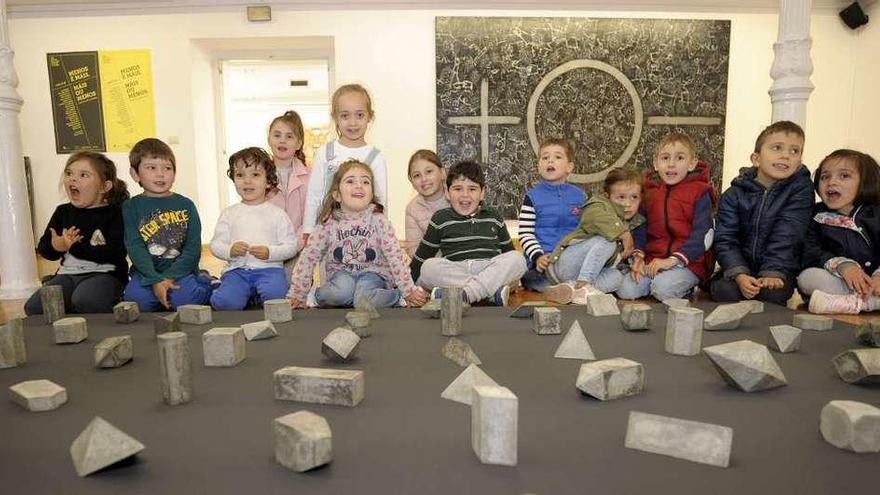 Visita de la Escola Unitaria de Donramiro al Museo de Lalín. Una quincena de alumnos de ambos sexos de la Escola Unitaria de Donramiro realizaron en la mañana de ayer una visita guiada a las instalaciones del Museo Municipal Ramón Aller de Lalín. Los niños con edades comprendidas entre 3 y 6 años estuvieron acompañados por sus respectivas madres y visitaron las piezas de la Bienal Pintor Laxeiro, así como también el observatorio anexo al recinto museístico lalinense.  Bernabé/Javier Lalín