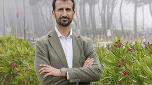 El médico militar Javier Membrillo, presidente de la SEIMC, envuelto en la niebla costera del pasado viernes en Vigo.