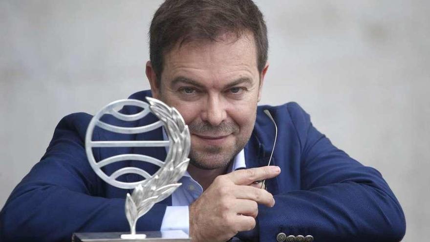 Javier Sierra, junto a la estatuilla del Premio Planeta.