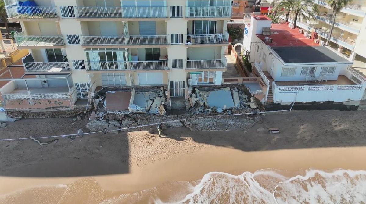 Imagen aérea de las terrazas derribadas tras el fuerte oleaje.