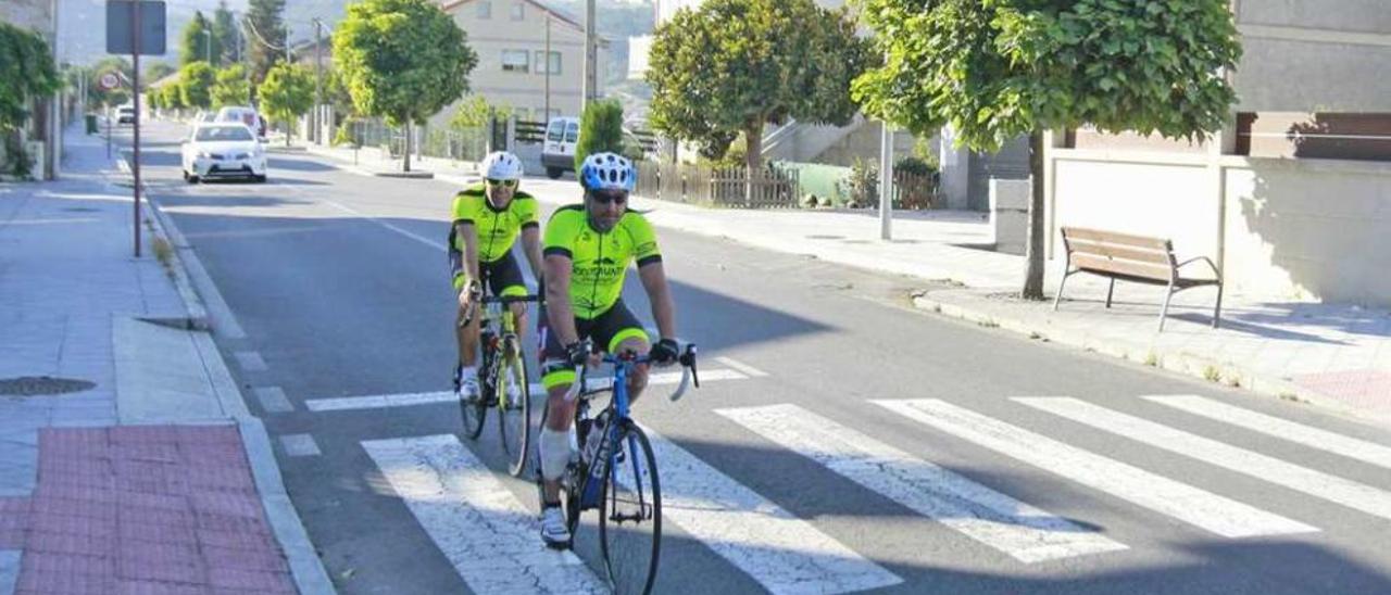 Dos ciclistas circulando por la carretera de Reza. // Jesús Regal