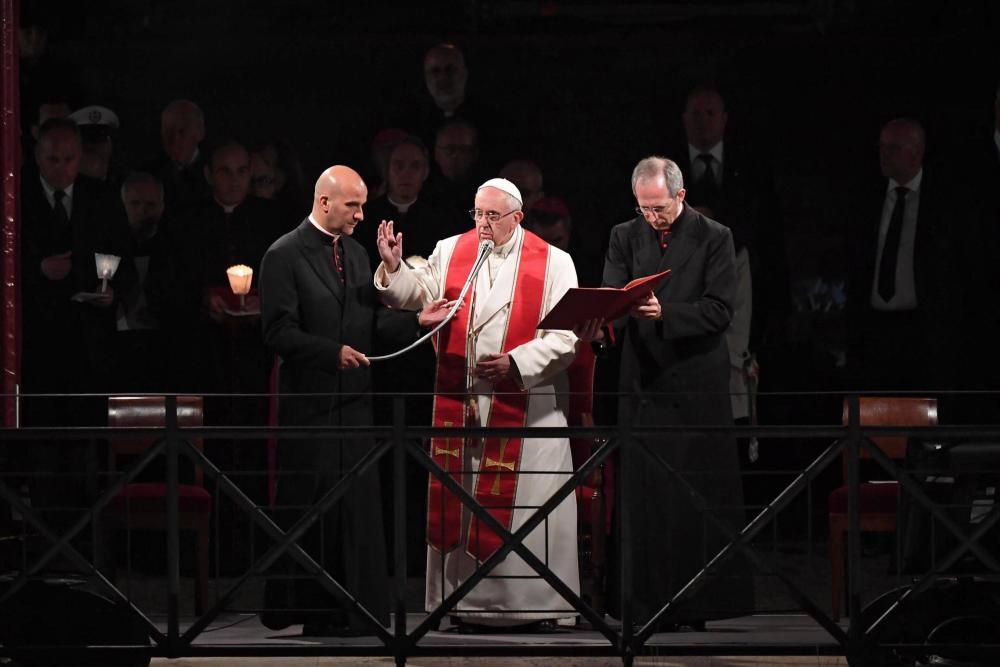 El Papa preside el Via Crucis en el Coliseo romano.