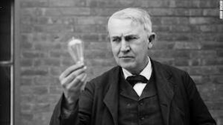 Thomas Edison inventa la lámpara eléctrica