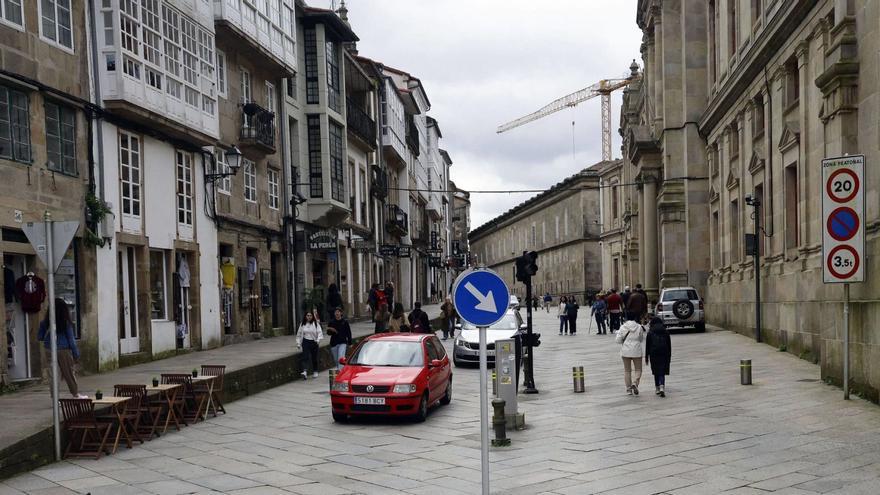 Vehículos circulando por la zona vieja de Santiago de Compostela |  Antonio Hernández