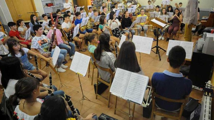 Un ensayo de la Banda Xuvenil de la Escola de Música de Meaño. // Iñaki Abella