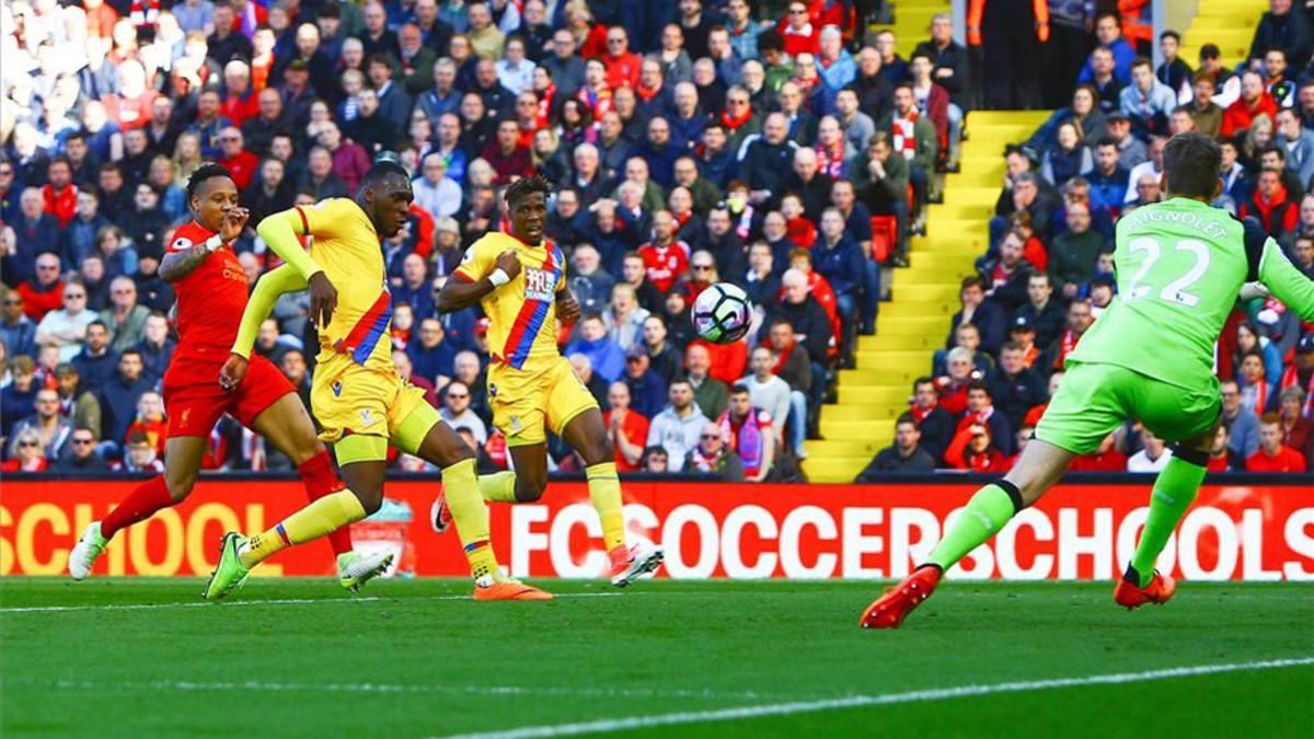 Benteke le marcó dos goles a su ex equipo en Anfield