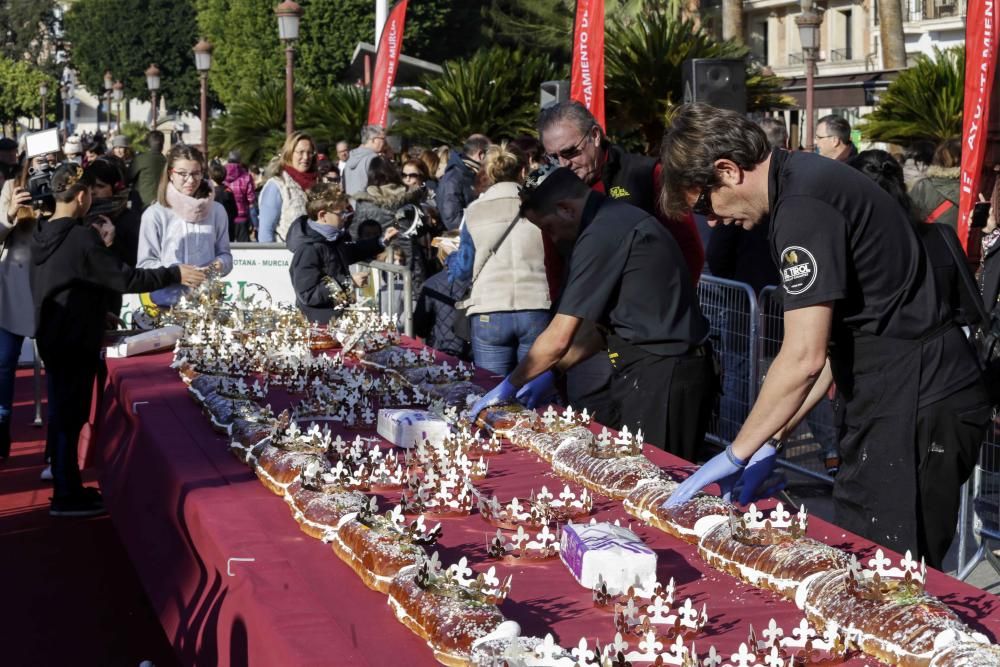 Los Reyes Magos llegan a Murcia repartiendo Roscón