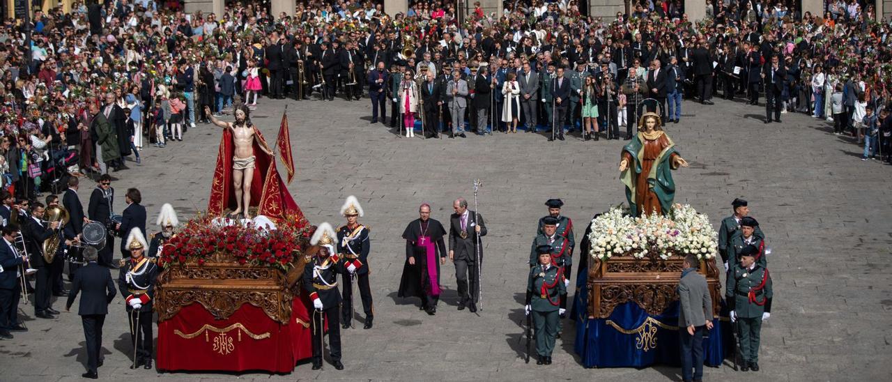 El presidente de la Cofradía de la Santísima Resurrección, Josué Crespo, y el obispo de Zamora, Fernando Valera, pasean entre las dos tallas en la Plaza Mayor. | Emilio Fraile